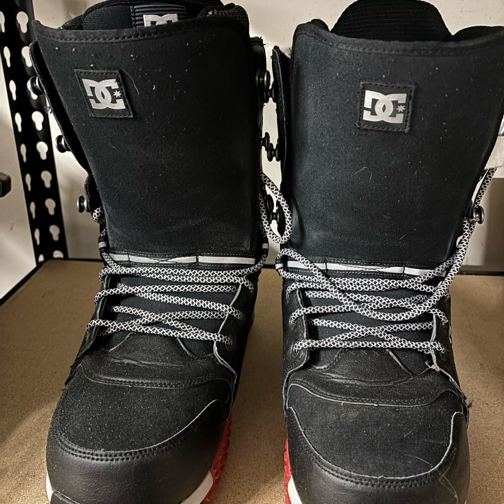 Black DC Mutiny Snowboard Boots, Men size 11.5